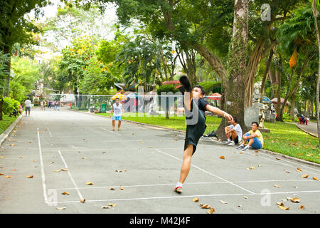 HO CHI MINH, VIETNAM-novembre 17. 2013: Uomini gioca badminton utilizzando i piedini (footbag) nel Tao Dan Park su Noveber 17, 2013, a Saigon, Vietnam. Foto Stock