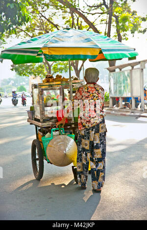 HO CHI MINH, VIETNAM-novembre 17. 2013: street food venditore in strada di Ho Chi Minh in Noveber 17, 2013, il Vietnam. Stima 10.6% del Vietnam nel suo popu Foto Stock