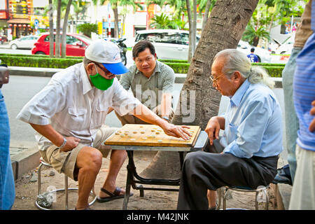 A Saigon, Vietnam-Novembre 17, 2013:Uomini non identificati la riproduzione del gioco di bordo sul Xiangqi novembre 17,2013 a Saigon, Vietnam.giochi da tavola sono stati riprodotti in Foto Stock