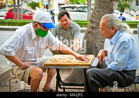 A Saigon, Vietnam-Novembre 17, 2013:Uomini non identificati la riproduzione del gioco di bordo sul Xiangqi novembre 17,2013 a Saigon, Vietnam.giochi da tavola sono stati riprodotti in Foto Stock