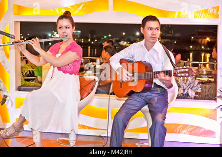 A Saigon, Vietnam-Novembre 17, 2013:sconosciuti musicisti a suonare in crociera con cena sul fiume Saigon ristorante galleggiante di Ho Chi Ming, Vietnam sul novembre 1 Foto Stock