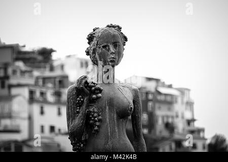 Ritratto di dea di uve in background è possibile vedere Manarola, Cinque Terre Liguria, Italia Foto Stock