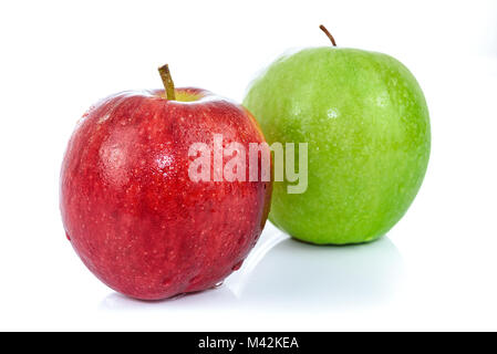 Due mele fresche in colore rosso e verde con gocce di acqua e isolate su uno sfondo bianco. Foto Stock