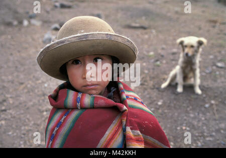 Il Perù. Huilloc Willoc o. Nei pressi di Ollantaytambo e Cusco, Cuzco, ragazza in abbigliamento tradizionale sulla campagna. Ritratto. Foto Stock