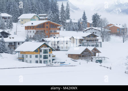 Nevicava in coperta di neve in inverno villaggio in Austria Foto Stock