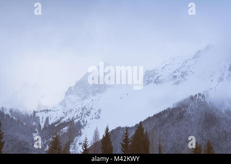 Inverno montagna nascosti nella nebbia Foto Stock