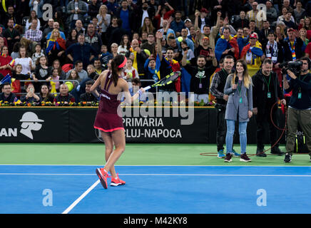 CLUJ NAPOCA, Romania - 10 febbraio 2018: romeno giocatore di tennis Sorana Cirstea celebrando la vittoria contro Carol Zhao durante un Fed Cup match tra Foto Stock