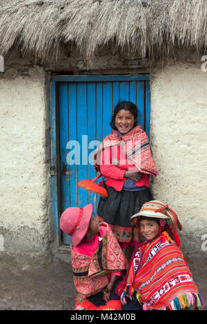 Il Perù, Patakancha, Patacancha, villaggio nei pressi di Ollantaytambo. Ragazzo indiano e le ragazze in abito tradizionale. Foto Stock