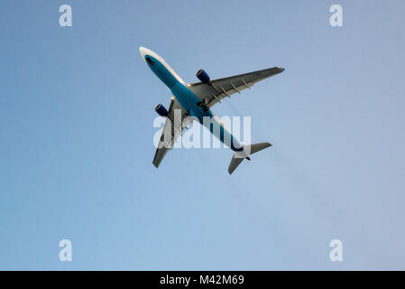 Maho Beach, Sint Maarten - xx ottobre 2016: Bassa Battenti aereo preso nel 2015 Foto Stock