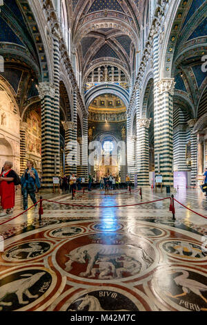 I turisti all'interno del Duomo di Siena. L'Europa. L'Italia. Toscana. Siena Foto Stock