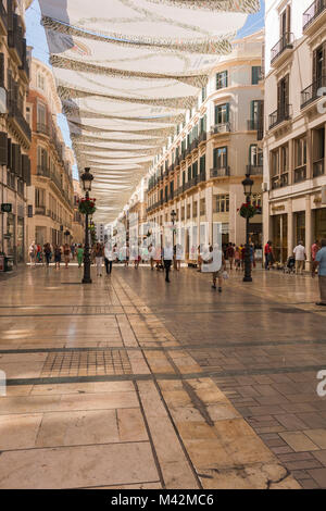 Una immagine di una famosa strada dello shopping, la Calle Larios, Malaga, Spagna su una intensa giornata d'estate. Foto Stock