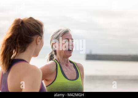 Attiva donna senior all'aperto esercizio Foto Stock