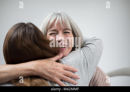 Madre e figlia avvolgente Foto Stock