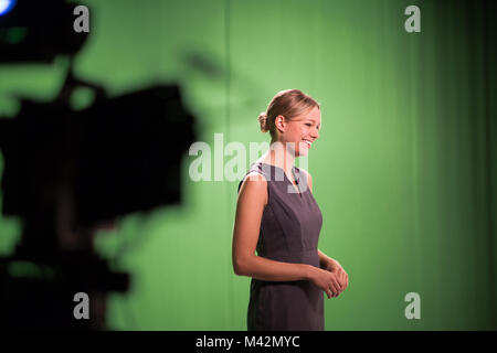 Presenter in piedi in una schermata verde studio Foto Stock