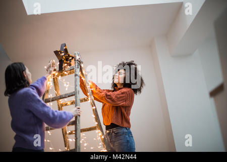 Gli amici di decorazione alternativa di un albero di natale Foto Stock