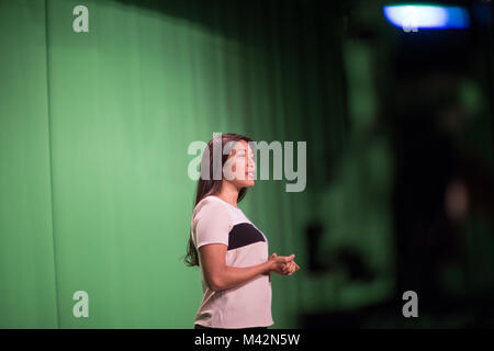 Presenter in piedi in una schermata verde studio Foto Stock