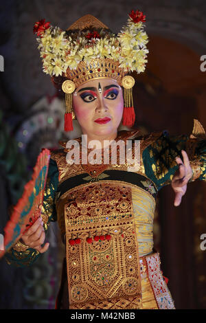 Legong ballerina di eseguire la tradizionale danza Legong in Ubud Palace.Ubud, Bali, Indonesia Foto Stock