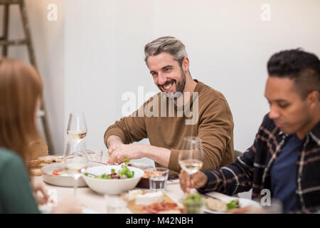 Amici gustando un pasto insieme Foto Stock