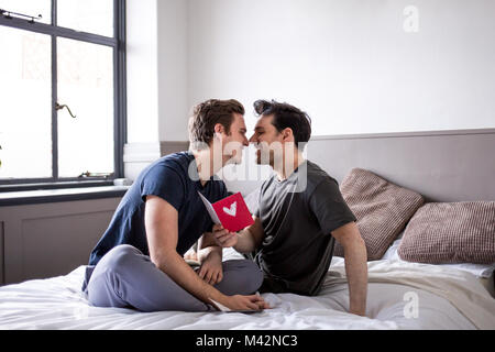 Giovane maschio giovane per San Valentino Foto Stock