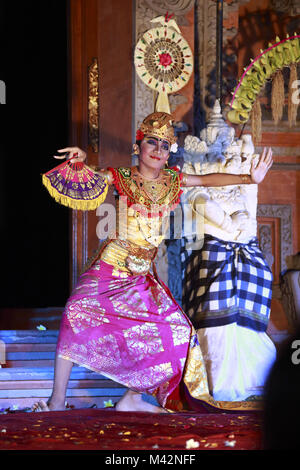 Legong ballerina di eseguire la tradizionale danza Legong in Ubud Palace.Ubud, Bali, Indonesia Foto Stock