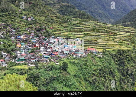 Villaggio e terrazze di riso arroccato sulla scogliera su Talubin River Valley in Bay-yo barangay lungo la strada di Banaue. Bontoc comune-montagna p Foto Stock