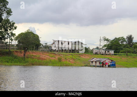 Case su palafitte di legno per consentire le inondazioni lungo il fiume del Amazon in provincia di Amazonas in Brasile, Sud America Foto Stock