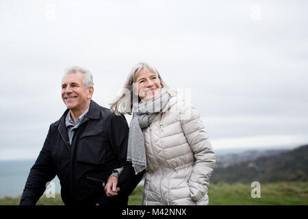 Coppia senior passeggiate all'aperto Foto Stock