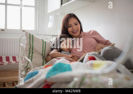 Madre Figlia di lettura a Bedtime Story Foto Stock