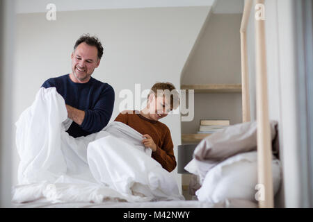 Padre e Figlio di realizzare un letto Foto Stock