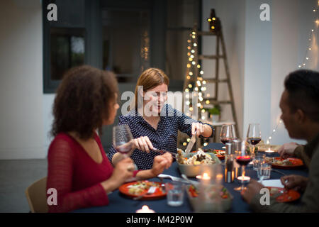 Amici per celebrare il Natale insieme Foto Stock