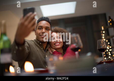 Giovane prendendo un selfie ad una celebrazione Foto Stock