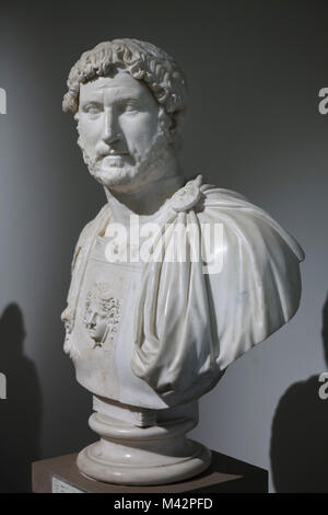 L'imperatore Adriano. Roman busto in marmo del II secolo D.C. da Collezione Farnese in mostra al Museo Archeologico Nazionale di Napoli, campania, Italy. Foto Stock