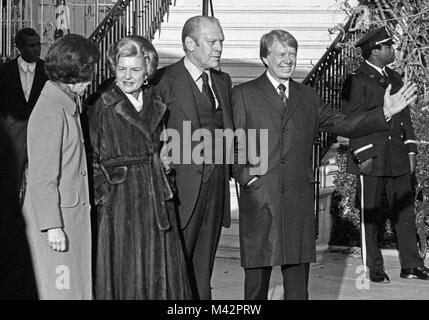 Il Presidente degli Stati Uniti Gerald Ford, al centro a destra, e la first lady Betty Ford, il centro sinistra, benvenuti noi neoeletto presidente Jimmy Carter, destra e Rosalynn Carter, a destra per la Casa Bianca a Washington D.C. il 22 novembre 1976. Questo è il primo incontro tra i due uomini poiché i dibattiti presidenziali durante la campagna. Credito: Benjamin E. 'gene' Forte / CNP /MediaPunch Foto Stock