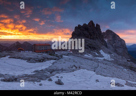 Rifugio Pedrotti, Dolomiti di Brenta, dell'Adamello Brenta Geopark, Trentino-Alto Adige, Italia. Alba dal Rifugio Pedrotti Tosa rifugio, nelle Dolomiti di Brenta Foto Stock