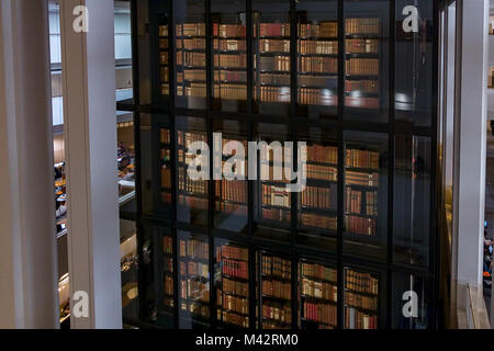 Il Re della torre della libreria al grado 1 elencati British Library, Euston Road, Londra, Inghilterra Foto Stock