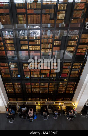 Il Re della torre della libreria al grado 1 elencati British Library, Euston Road, Londra, Inghilterra Foto Stock