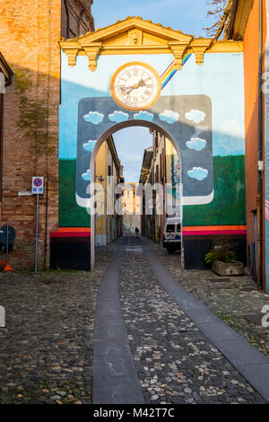 Il comune di Dozza, Bologna, Emilia Romagna, Italia, Europa. Costante opere dipinte sulle pareti delle case. Foto Stock