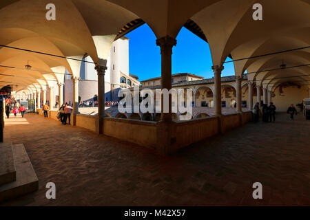 Chiostro di San Francesco - Basilica di Assisi village, comprensorio di Perugia, Umbria, Italia Foto Stock