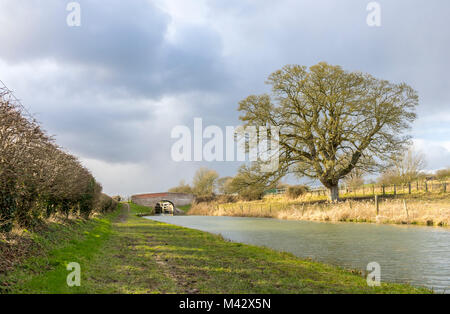 Ponte sul Kennet and Avon Canal nel Wiltshire, Inghilterra, Regno Unito Foto Stock