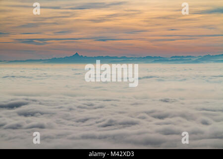 Vista del Monviso da Bielmonte con mare nuvole (Bielmonte, Veglio, provincia di Biella, Piemonte, Italia, Europa) Foto Stock