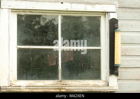 Abbandonato fienile con finestra rotta Foto Stock