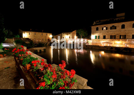 Bagno Vignoni village di notte, distretto di Siena, Toscana, Italia Foto Stock