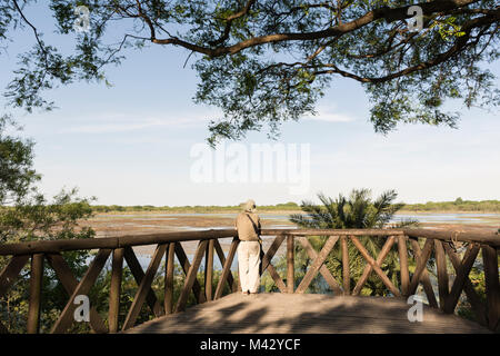 Un vecchio uomo che guarda al lago, Buenos Aires Costanera Sur Riserva Ecologica, Argentina Foto Stock