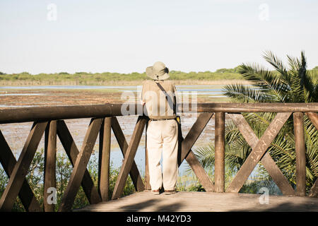 Un vecchio uomo che guarda al lago, Buenos Aires Costanera Sur Riserva Ecologica, Argentina Foto Stock