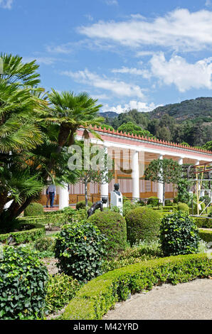 Il peristilio esterno e giardino della Villa di Getty, Malibu, California. Foto Stock