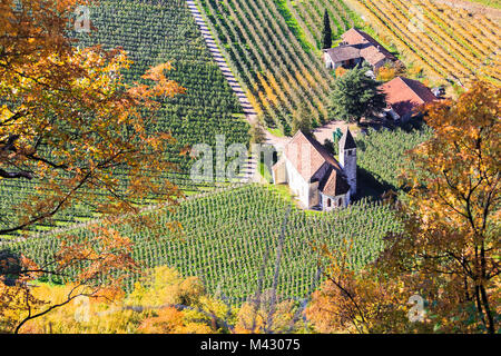 La Chiesetta di San Valentino vista da sopra. San Valentin Kirche bei Labers, Merano, Val Venosta, Alto Adige/Sudtirol, Italia, Europa Foto Stock