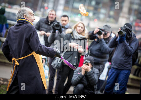 Londra, Regno Unito. Xiii Febbraio, 2018. MPs, Signori e Media partecipare alla ventunesima edizione Rehab Pancake parlamentare gara a torre di Victoria Gardens di Westminster. © Guy Corbishley/Alamy Live News Foto Stock