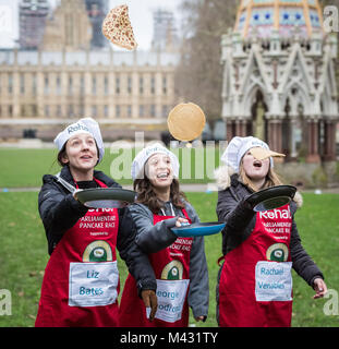 Londra, Regno Unito. Xiii Febbraio, 2018. MPs, Signori e Media partecipare alla ventunesima edizione Rehab Pancake parlamentare gara a torre di Victoria Gardens di Westminster. © Guy Corbishley/Alamy Live News Foto Stock