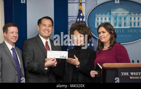 Washington, Stati Uniti d'America. Xiii Febbraio, 2018. Segretario dei trasporti Elaine Chao parla di cambiamenti Trump amministrazione vuole compiere durante un briefing alla Casa Bianca. Ella ha anche mostrato il $100 migliaia di dollari di controllare che il presidente Donald Trump J diede al Dipartimento dei Trasporti dal suo stipendio presidenziale. Credito: Patsy Lynch/Alamy Live News Foto Stock