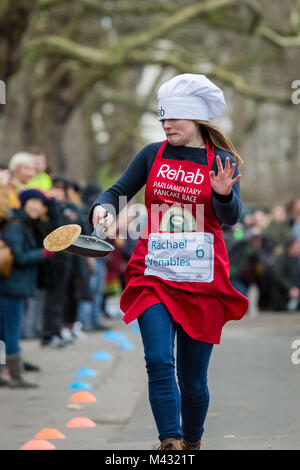 Londra, Regno Unito. Xiii Febbraio, 2018. MPs, Signori e Media partecipare alla ventunesima edizione Rehab Pancake parlamentare gara a torre di Victoria Gardens di Westminster. © Guy Corbishley/Alamy Live News Foto Stock